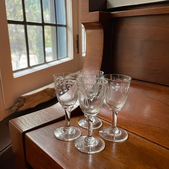 Vintage Etched Crystal Sherry Glasses - Picture 5 of 8